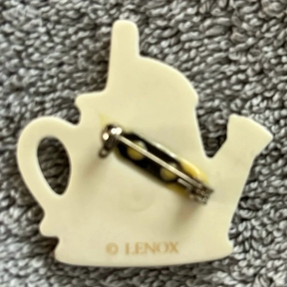 Lenox Vintage Signed Porcelain Watering Can with Gold Trim Brooch/Pin - Picture 2 of 3